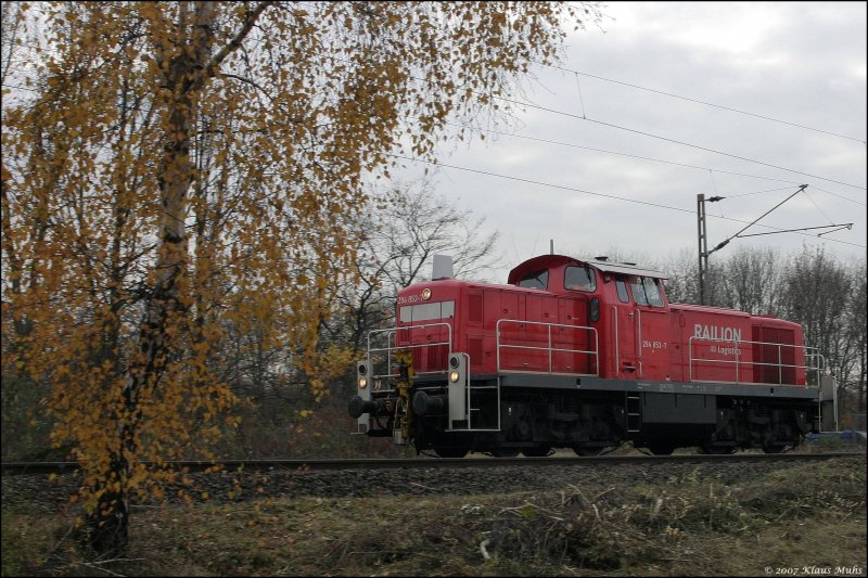 Durch den Herbst fhrt ein Arbeitstier der DB hier 294 853-7 als LZ in Richtung Wanne-Eickel.   16.11.2007 