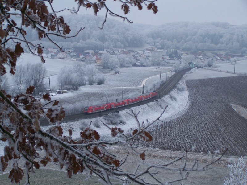 Durch eine kalte und schne Dezemberlandschaft fuhr dieser Regionalzug bei Lonsee und Urspring vorbei. Aufgenommen am 27.Dezember 2007