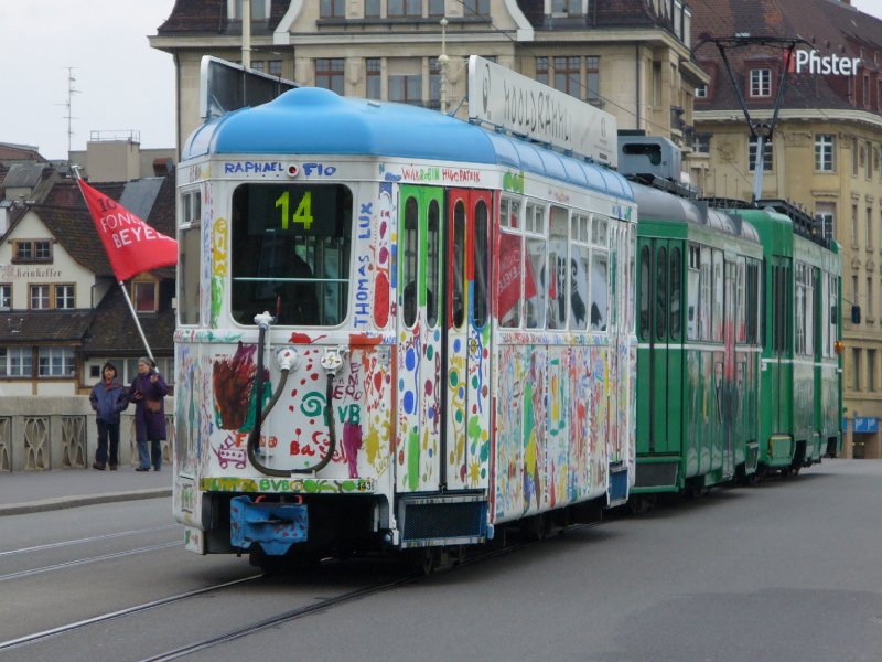 Durch Kinderhand angemalter Anhnger B  1436 in Basel am 17.03.2007