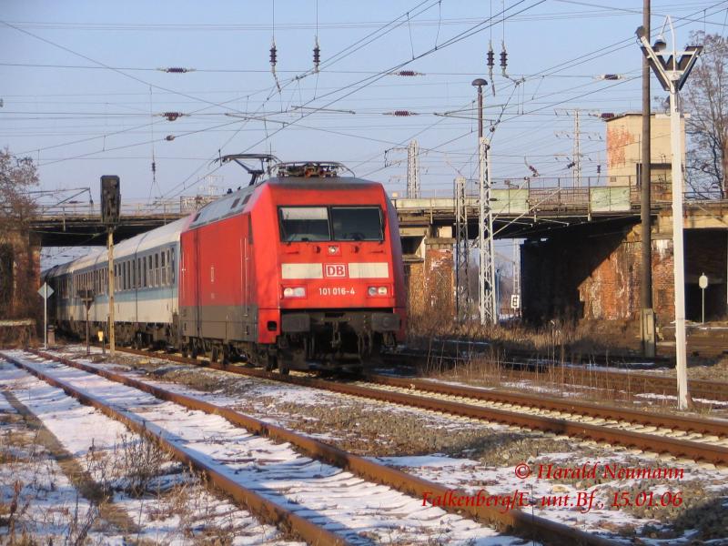 Durch das Kreuzungsbauwerk in Falkenberg/Elster fhrt bei schnstem Winterwetter am 15.01.06 der IR Berlin - Chemnitz der in diesem Fahrplan zwar ber Falkenberg fhrt aber nicht dort hlt.