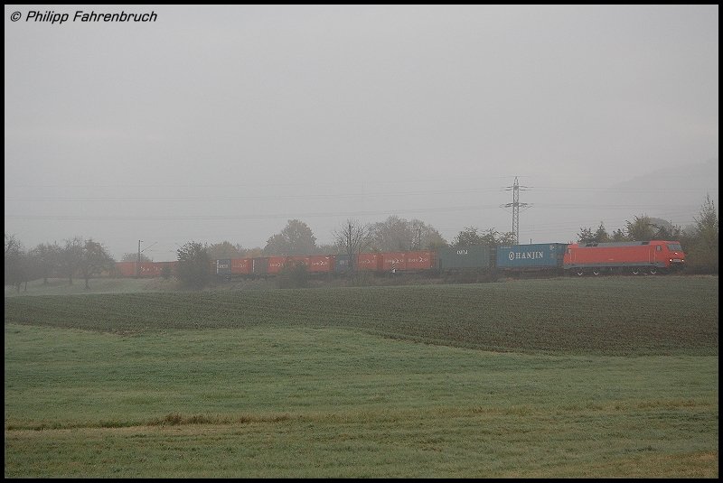Durch die Nebelsuppe kmpfte sich am Morgen des 20.10.07 152 125-1 mit einem Umleiter-Containerzug, hier bei Aalen-Hofen aufgenommen.