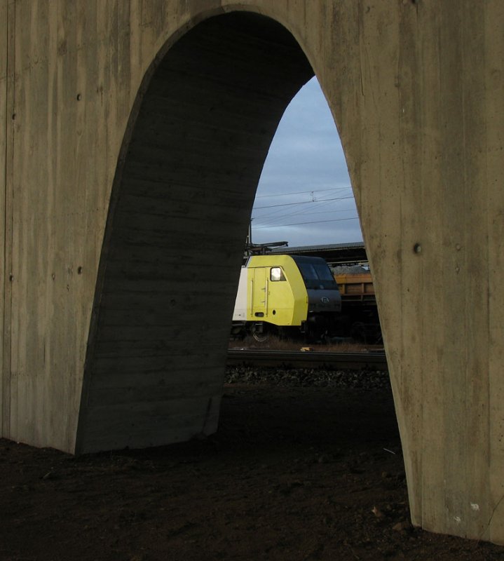 Durch die ffnung in einem Pfeiler der neuen Waltherbrcke ist die ITL-Lok ES64 F-902 (152 902) zu sehen; Dresden-Friedrichstadt, 08.02.2008
