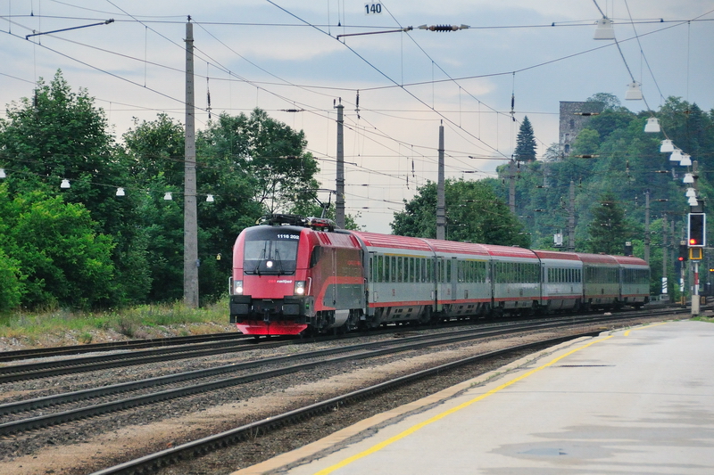 Durch den berbestand an Railjet-Loks (in Bezug auf fertiggestellte RJ-Garnituren) werden diese auch zur Bespannung  normaler  IC/EC verwendet. 1116 202 mit einem IC bei Brixlegg. (20.06.2009).