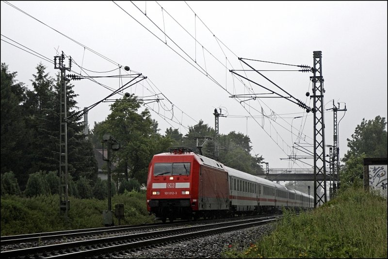 Durch den vielen Regen ist die 101 012 (9180 6101 012-3 D-DB) sicher nicht so sauber geworden. Dank Untersuchung in Dessau ist sie wieder im sauberen Verkehrsrot unterwegs und ist am 11.06.2009 bei Nordbgge mit einem InterCity unterwegs.