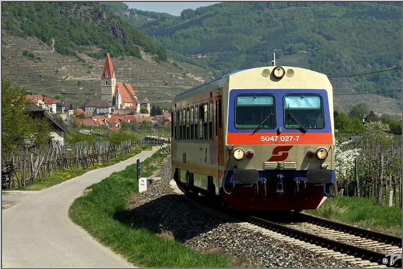 Durch die Wachau fhrt Triebwagen 5047 027 (Turbo ;O) als R 6120 von Krems nach Spitz an der Donau.Im Hintergrund ist Weissenkirchen zu sehen.
Joching 19.04.2009