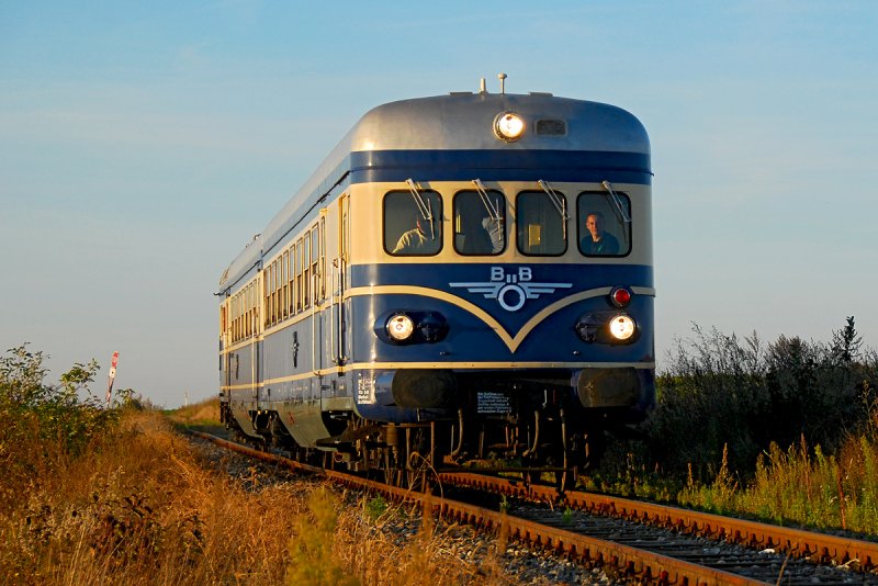 Durch die Weiten des Weinviertels unterwegs ist am 18.10.2008 VT 5145 mit dem R 16297 (Nostalgiesonderverkehr) nach Wien Suedbahnhof (Ostseite). Das Foto entstand zwischen Wuernitz-Hetzmannsdorf und Mollmannsdorf.