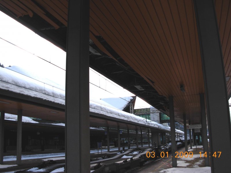 Durch welchen Zwischenfall das Dach im Bahnhof Tarvisio-Boscoverde derart in Mitleidenschaft gezogen wurde, ist sicherlich nicht ganz leicht erklrbar; Aufnahme vom 3.1.2009.
