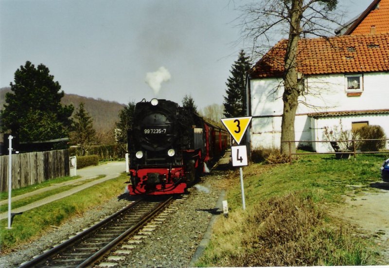 Durch Wernigerode zieht hier die 99 7235-6 ihren Zug hinauf nach Drei Annen Hohne. Am 1.4.2007 um 14:50