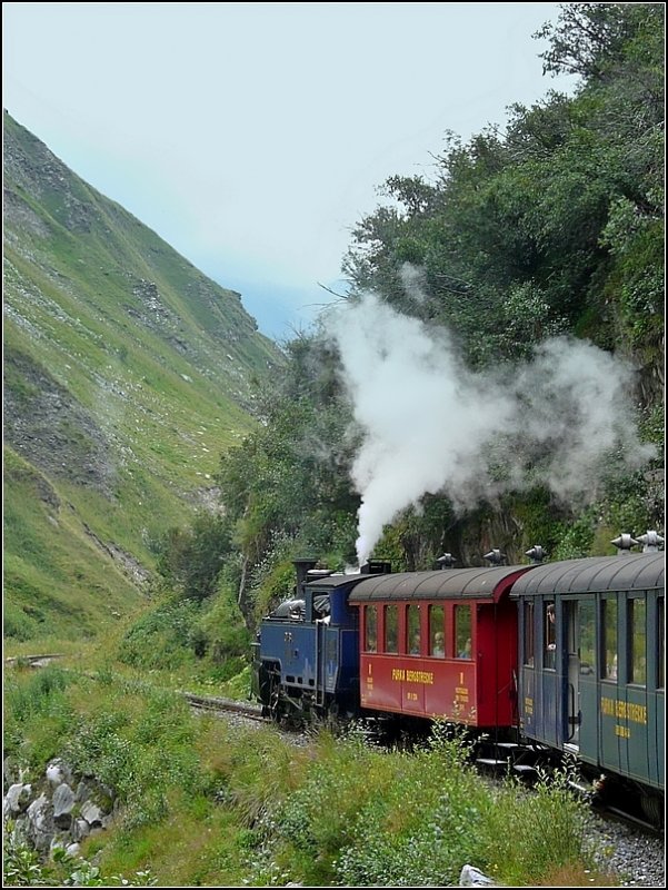 Durch die wunderschne Gebirgswelt rundum den Furkapass, dampft der Zug der DFB seinem Endziel Realp entgegen. 01.08.08 (Jeanny)