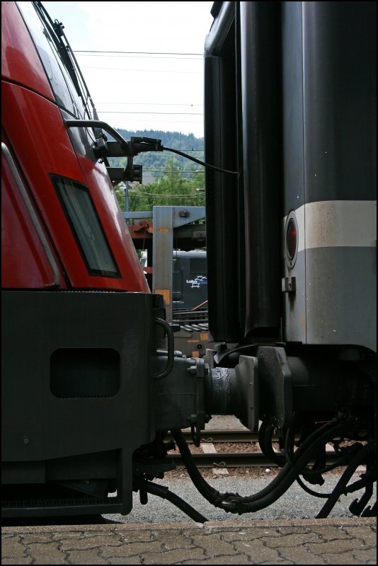 Durchblick auf das Lokomotion Logo der 139 312. Aufgenommen am 25.06.07 whrend des Aufenthaltes der 1116 229 mit dem OEC 162  Transalpin  nach Basel SBB.