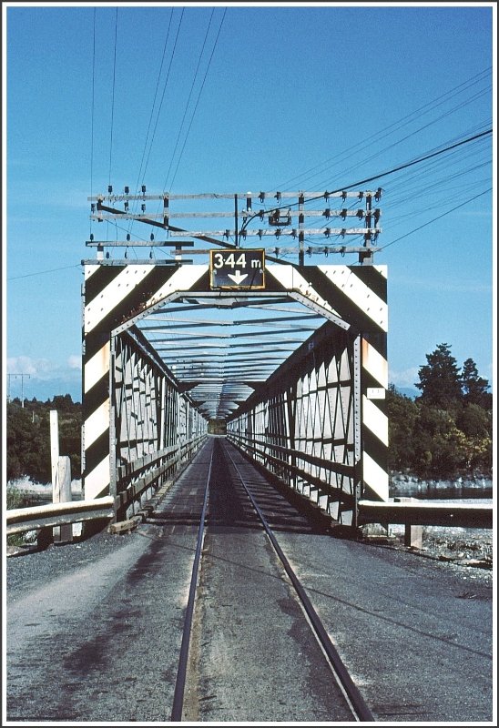 Durchblick durch die Bahn/Strassenbrcke ber den Taramakau River. Bemerkenswert sind noch die vielen Telegrafenleitungen, die ber die Brcke fhren. (Archiv 11/85)