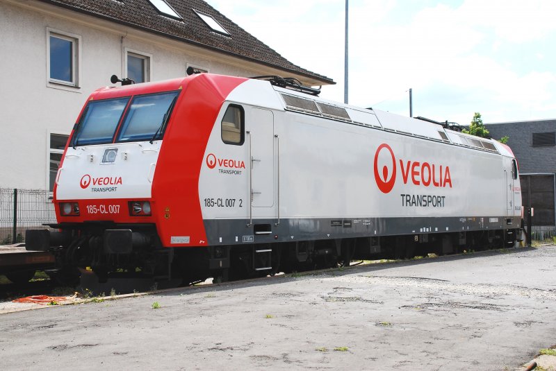 Durche eine Foto-Kollegen, der in Bielefeld auf der Lauer lag, hatte ich erfahren, das die schicke 185-CL 007 der Veolia Transport im Bahnhof von G�tersloh auf ein Nebengleis geschoben wurde. Am 30.05.2009 habe ich den Heimweg genutzt um dort noch ein paar Bilder zu machen. Nur als Info: die Oberleitung ist nicht unsaichtbar, weil der Himmel �berbelichtet ist; es ist keine Oberleitung da!
