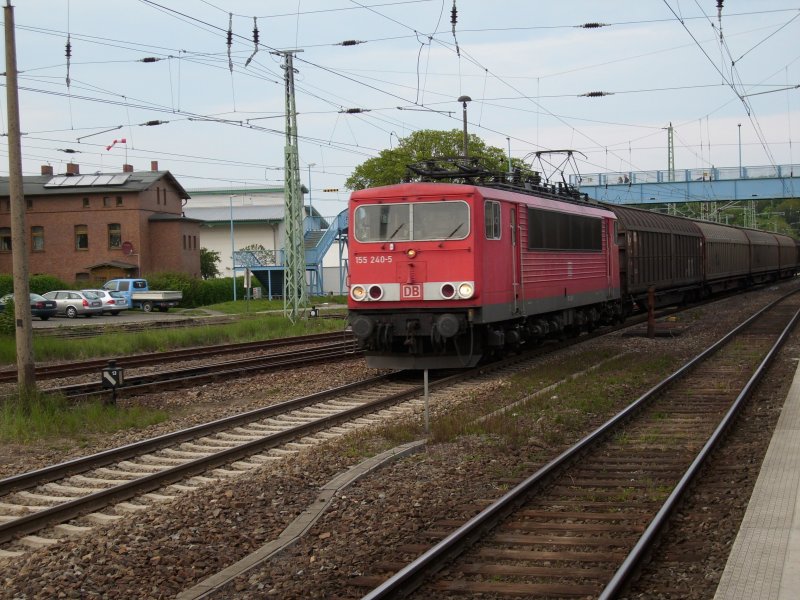 Durchfahrender Gterzug von Mukran nach Rostock Seehafen mit der 155 240 am Abend vom 19.Mai 2009 in Bergen/Rgen.
