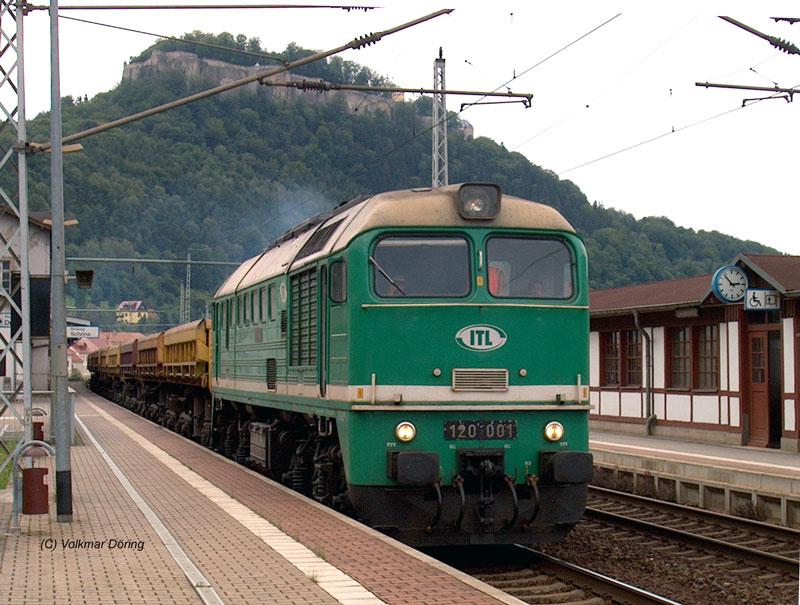 Durchfahrt 120 001 mit Bauzug in Knigstein - 23.08.2004
