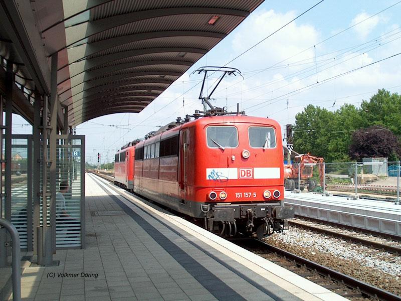 Durchfahrt 151 157 + 140 544  in Treuchtlingen (1.08.03)
