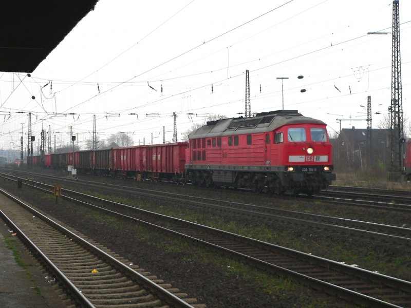 Durchfahrt der 232 156-0 mit einem Gterzug in Oberhausen Osterfeld-Sd am 16.3.07