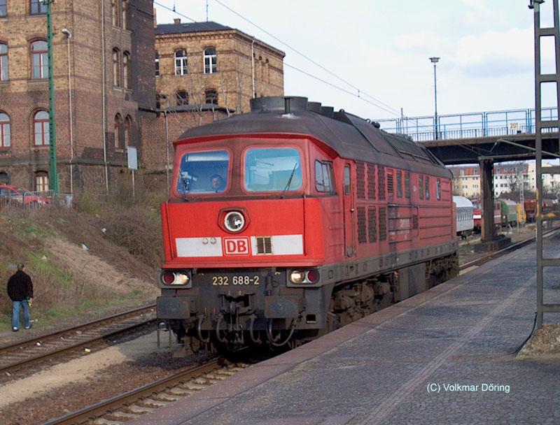 Durchfahrt 232 688 in Dresden-Friedrichstadt (08.04.03)