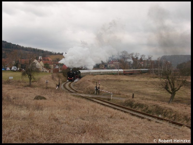 Durchfahrt von 52 8079-7 mit Kirchenblick bei Zim am 07.03.2009