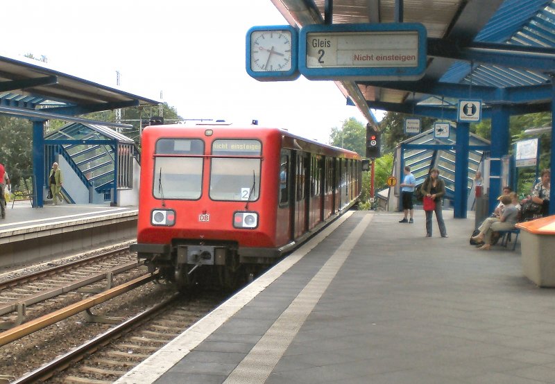 Durchfahrt BR 485 (rot) durch den Bahnhof Treptower Park, 2006 noch mit den alten Zugzielanzeigern