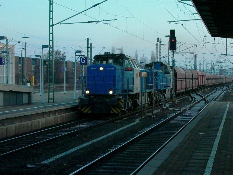 Durchfahrt des aus dem Harz kommenden, morgendlichen Kalkzuges des EVU Verkehrsbetriebe Peine-Salzgitter durch den Bf Braunschweig Hauptbahnhof (Februar 2005)