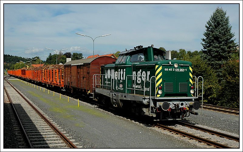 Durchfahrt des VG 71383 in Lannach mit dem 1.247 Tonnen schweren Holzganzzug aus Finnentrop mit 1100.1 an der Spitze und 1500.3 als Schiebe am 10.9.2007. 
