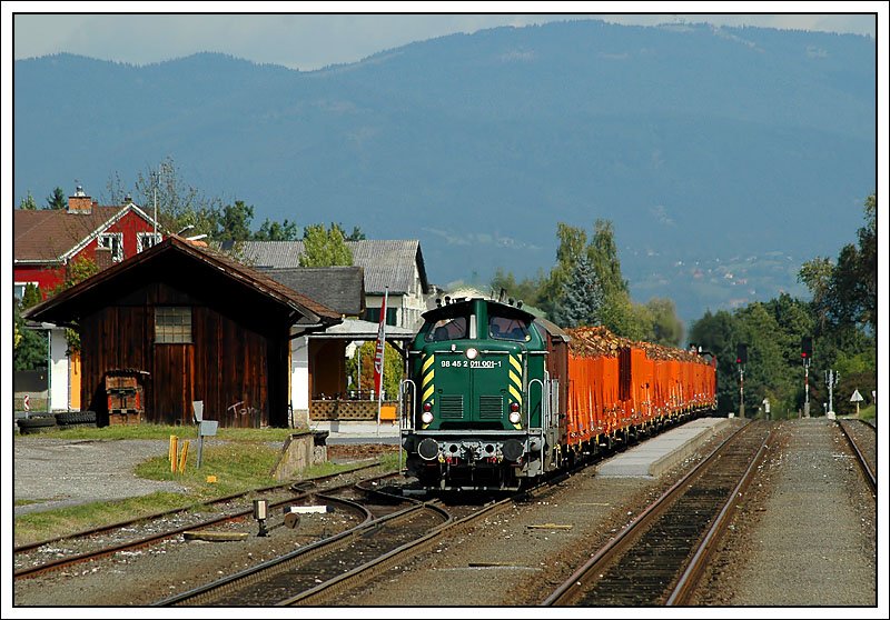 Durchfahrt des VG 71383 in Premsttten-Tobelbad mit dem 1.247 Tonnen schweren Holzganzzug aus Finnentrop mit 1100.1 an der Spitze und 1500.3 als Schiebe am 10.9.2007