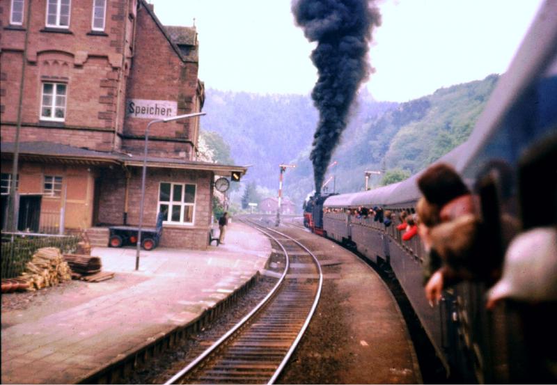 Durchfahrt durch Speicher, die Ausfahrt zeigt Langsamfahrt. Anscheinend wurden kurz vorher die Brenner angestellt. Die 012, so ne Art fahrender Rhembrandt in l.