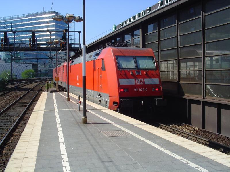 Durchfahrt eines Dreierpacks: 101, 143 und 180 am Bahnhof Zoo, aufgenommen von Tobias Kpping im Juli 2004.