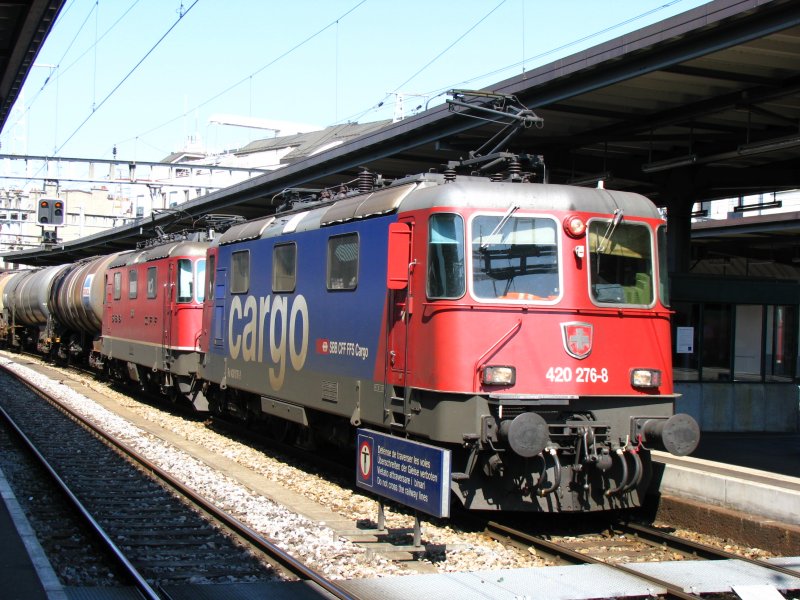 Durchfahrt eines Gterzuges gezogen von der Re 420 276 und einer Re 4/4 durch den Bahnhof Genve. 1. Mai 2009
