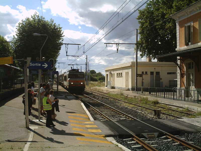 Durchfahrt eines Gterzuges (Lok ist 7367) in L'Isle sur la Sorgue.