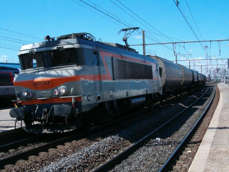 Durchfahrt eines Gterzuges in Miramas. (Am linken Bildrand, sieht man ganz knapp den Cvenol von Marseille nach Nmes-Als-La Bastide Saint Laurend les Bains-Langogne-Clermont Ferrand-Paris [siehe in der Galerie  Languedoc-Roussillon ])