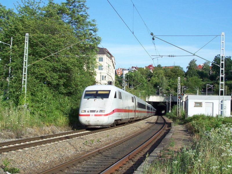 Durchfahrt eines ICE-1 durch den Bahnhof Stuttgart-Feuerbach. Er kam aus Mnchen Hbf und fuhr weiter nach Hamburg-Altona. ber Mannheim Hbf, Frankfurt a.Main Hbf, Hannover Hbf, Hamburg Hbf. Aufgenommen im Juli 2007