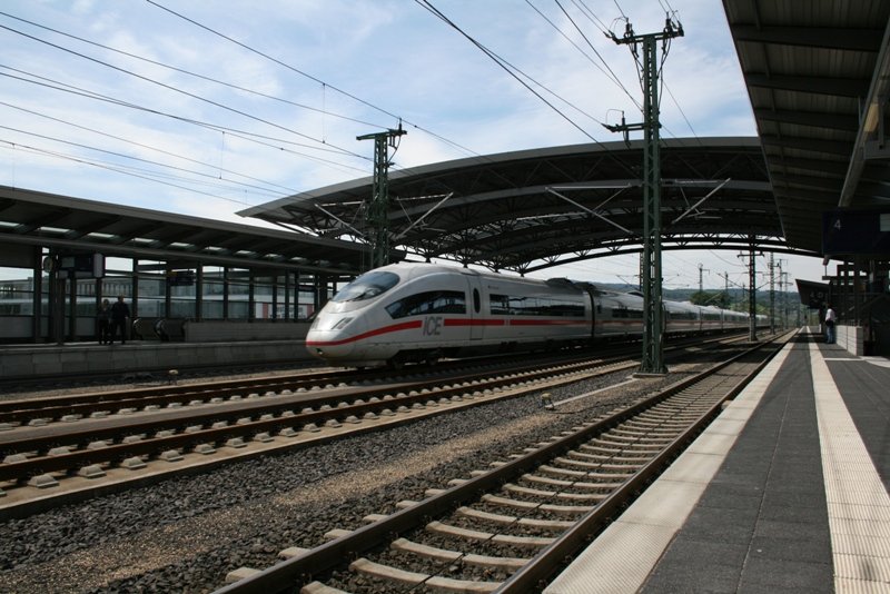 Durchfahrt eines ICE 3 Doppelzuges durch Montabauer, am 20.05.2007