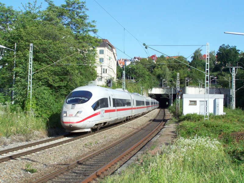 Durchfahrt eines ICE-3´s durch Stuttgart-Feuerbach. Er hat vor kurzem Stuttgart Hbf verlassen und fhrt in Richtung Dortmund Hbf weiter.
Aufgenommen im Juli 2007