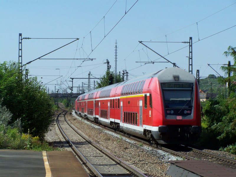 Durchfahrt eines IRE´s nach Stuttgart Hbf durch den Bahnhof Stuttgart-Untertrkheim. Aufgenommen im August 2007