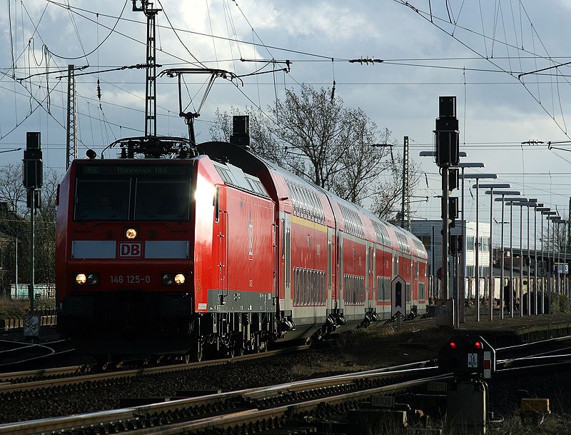Durchfahrt eines RE gefhrt von 146 125-0 am spten Nachmittag des 19.03.2008 in Bremen Neustadt auf dem Wege nach Hannover.