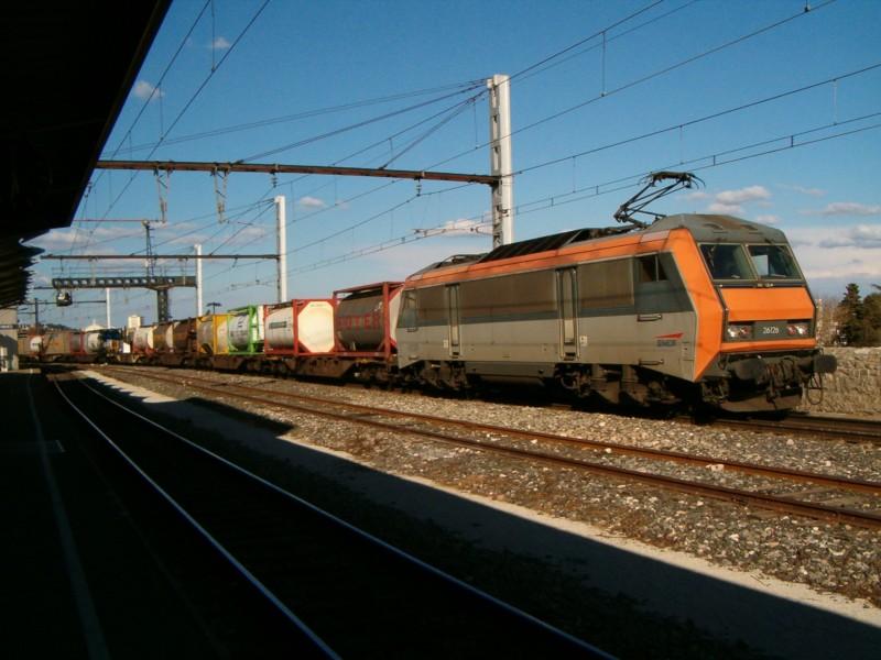 Durchfahrt einer Gterzuges am 31.03.2005 in Nmes. Dieser Zug hat brigens auch mehrere Container der Bertschi AG Drrensch (mit Schweizerwappen :-)) geladen...