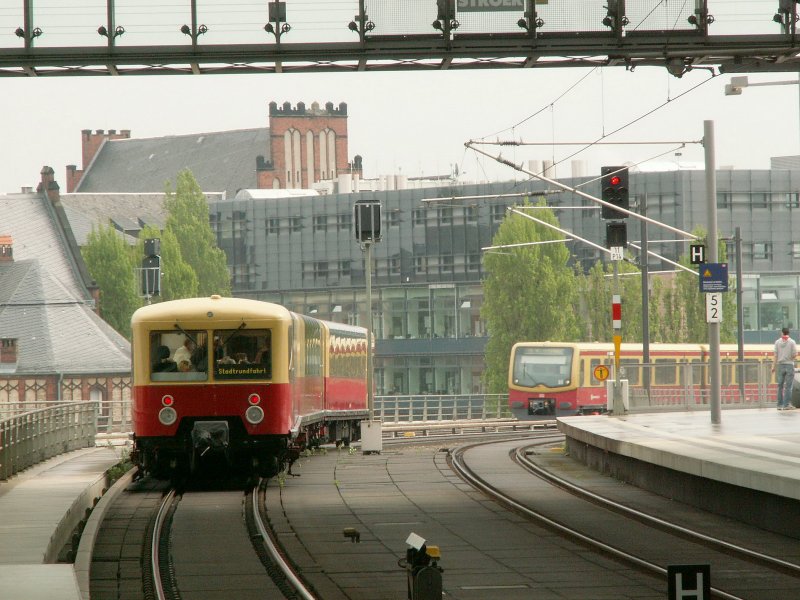 Durchfahrt der Panorama S-Bahn auf einer Stadtrundfahrt durch den Hauptbahnhof.Hinten kommt ein S-Bahnzug in Richtung Westkreuz .01.05.08