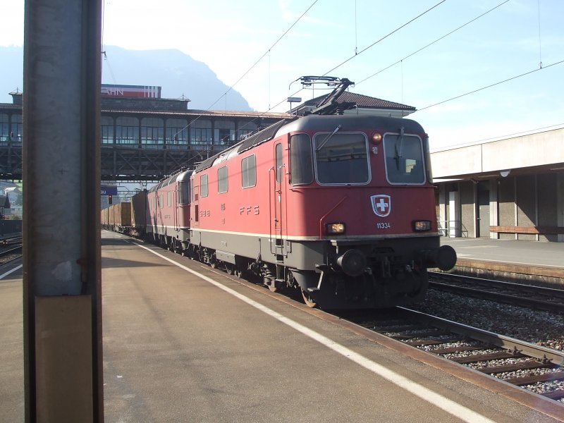 Durchfahrt einer Re 10/10 (Re 4/4 und Re 6/6)im Bahnhof Art Goldau am 28.9.2008