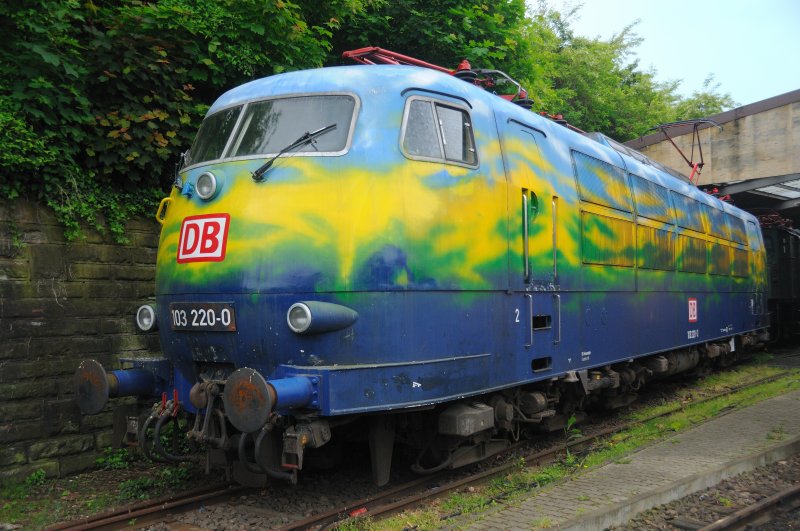 Durchschnittlich 35000-42000 km legte der  Paradiesvogel  103 220-0 im Monat zur�ck. �ber ihre gesamte Einsatzdauer d�rften so deutlich �ber 10 Mio km zusammengekommen sein. �berliefert sind sogar G�terzugeins�tze. (Neustadt/Weinstrasse im Mai 2009)