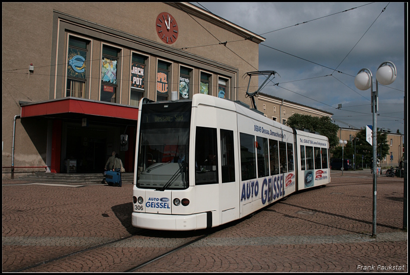 DVG 306, Typ Bombardier NGT6DE, als Linie 1 nach Dessau-S�d (Dessau Hauptbahnhof, 12.09.2009)