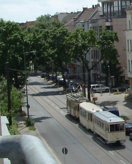 DVN-Zug mit Tw 5984 fhrt in der Dietzgenstrae am 23. Juni 2002 Richtung Pankow. 