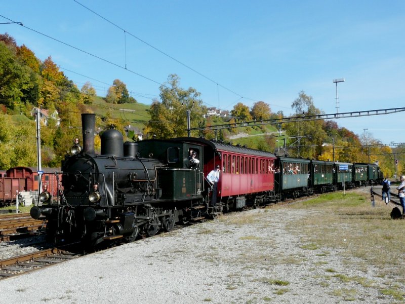 DVZO - Dampfzug mit Dammpflok  E 3/3 10  im Betriebsareal von Bauma am 11.10.2008