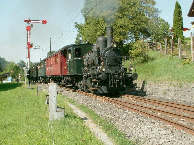 DVZO Dampfzug mit Lok E3/3 Nr.10(SLM 1907)nach Bauma,bei der Einfahrt in Bretswil.16.08.09
