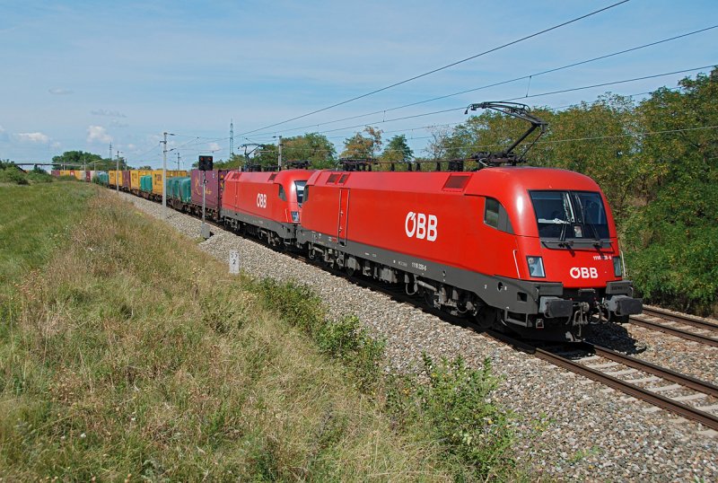 Dynamisches Taurus Doppel auf dem Weg Richtung Ungarn. Parndorf, am 30.08.2009.