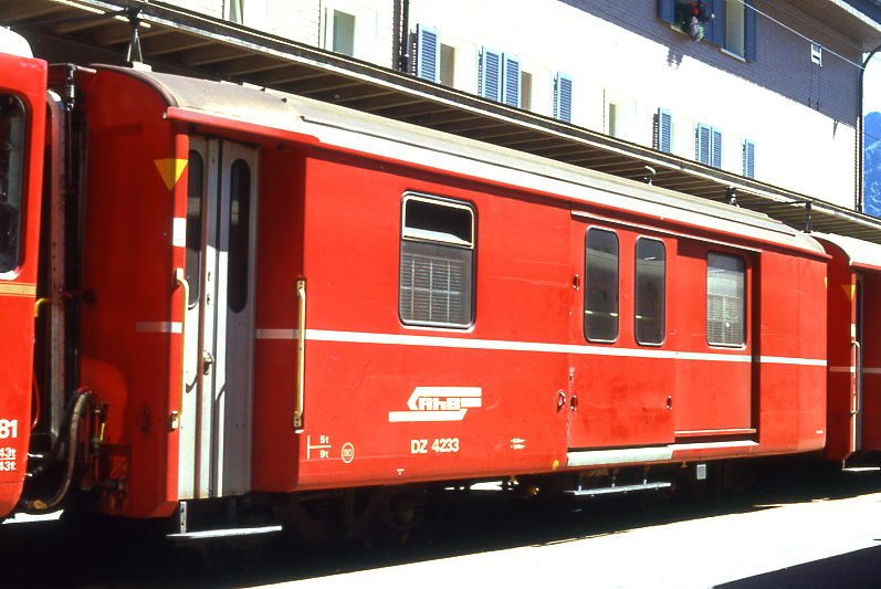 DZ 4233 - Gepckwagen mit Postabteil am 19.08.1989 in Arosa - bernahme 08.03.1981 - SWS/SWP - Fahrzeuggewicht 9,00t - Zuladung 8,00t - LP 11,92m - zulssige Geschwindigkeit 80 km/h. - 2=19.05.1988 - nur RhB-Logo. Lebenslauf: DZ 4233 - 11/1997 BD 2481 (Arosa-Express) - Hinweis: mit Kennzeichnung an den Ecken, die Gepckwagenserie bestand aus 3 Fahrzeugen mit den Nummern 4231 bis 4233, gescanntes Dia
