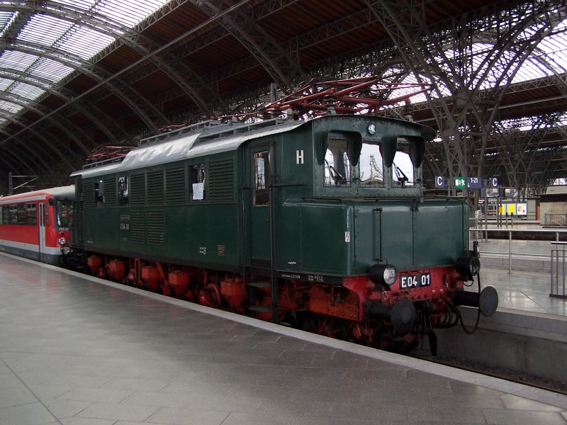 E 04 01 am 01.09.2006 am Museumsbahnsteig in Leipzig Hbf.