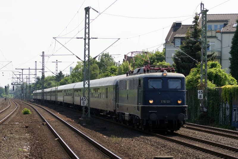E 10 121 mit einem Sdz nach von Dsseldorf nach Cottbus in Dsseldorf Unterrath am 24.05.2009