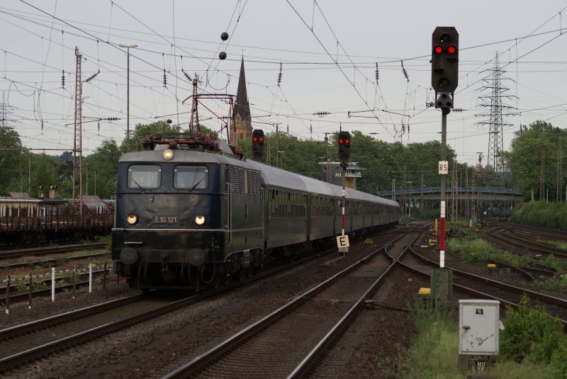 E 10 121 mit Sonderzug in Mlheim Styrum am 21.05.2009