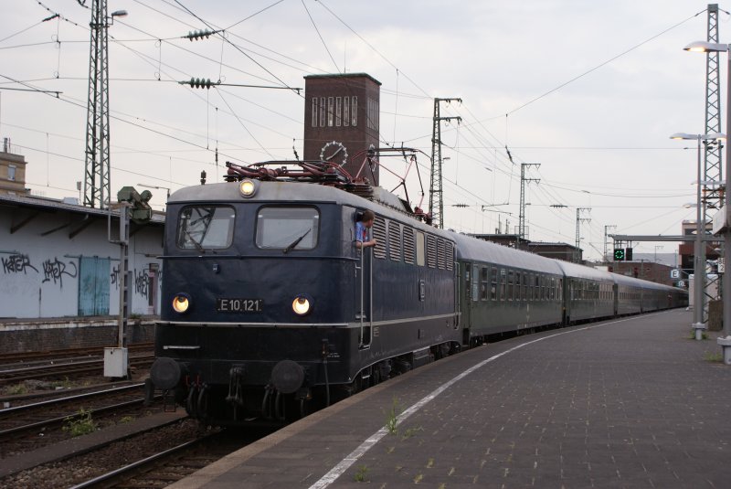 E 10 121 mit Sonderzug in Dsseldorf Hauptbahnhof am 21.05.2009 Gre an den netten Tf !